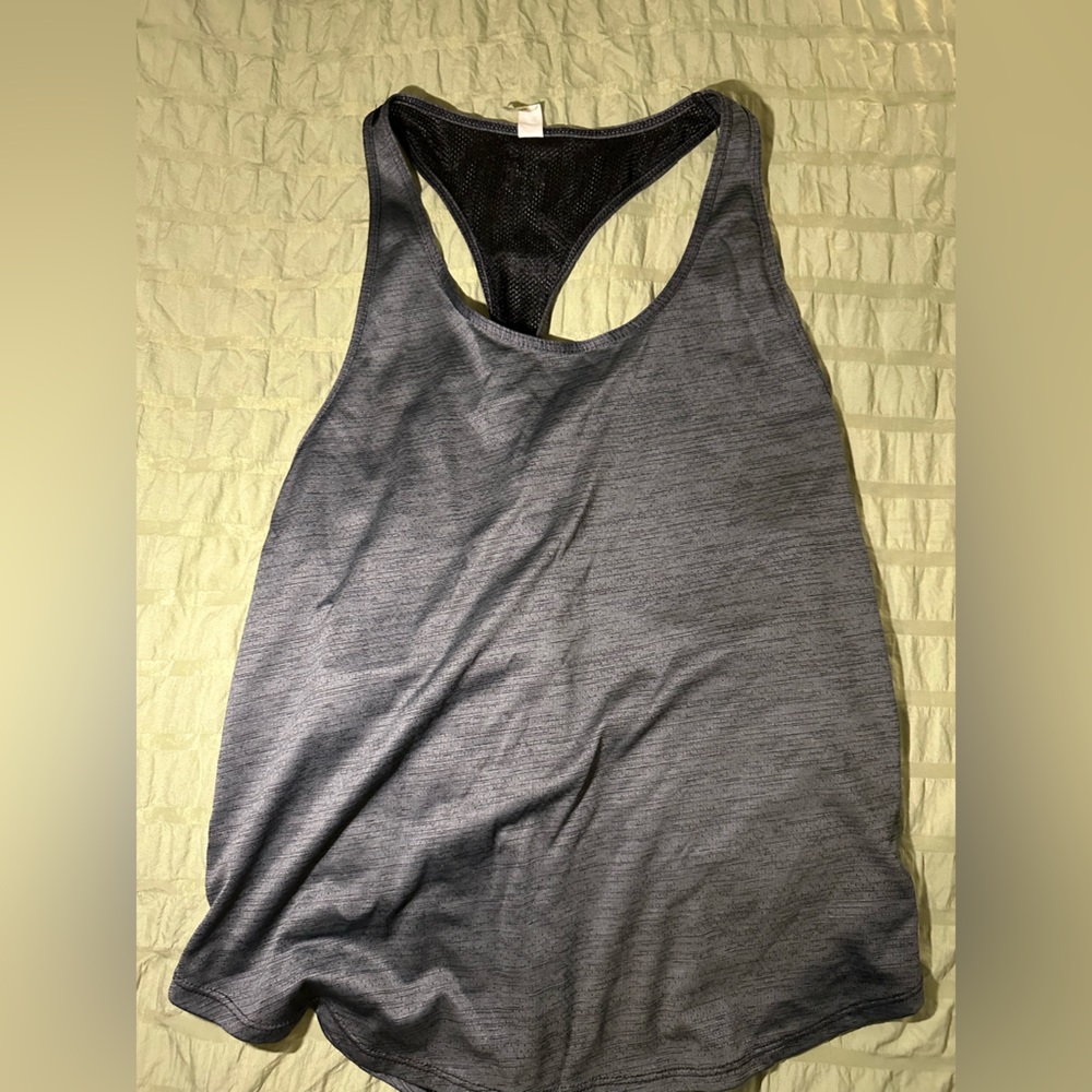 Under Armour women’s workout tank gray and black twist back size medium
